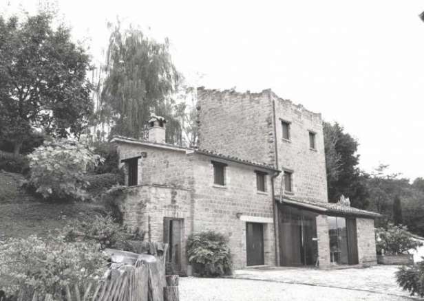 torretta restaurata in vendita a gualdo