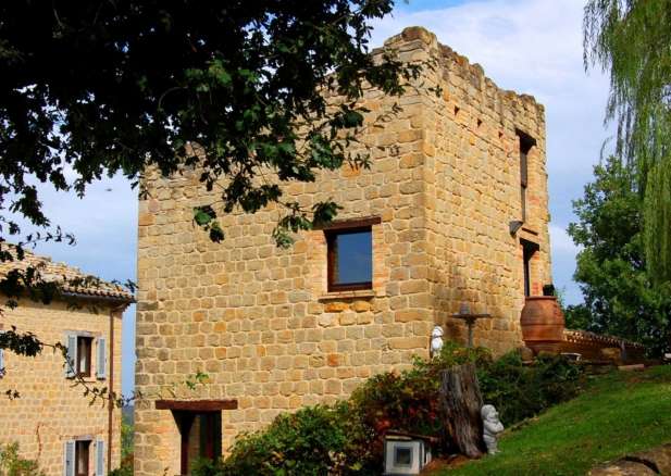 torretta restaurata in vendita a gualdo