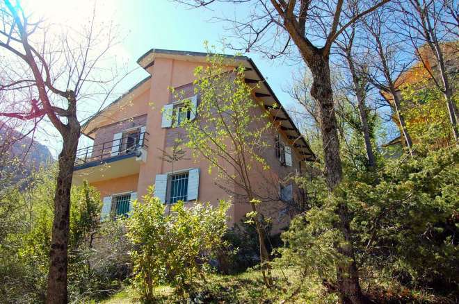 villa bifamiliare restaurata Piobbico