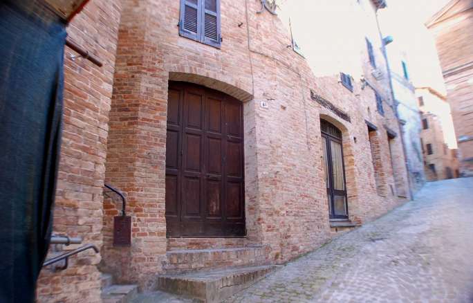 Apartment and shop in the historic center of Sarnano