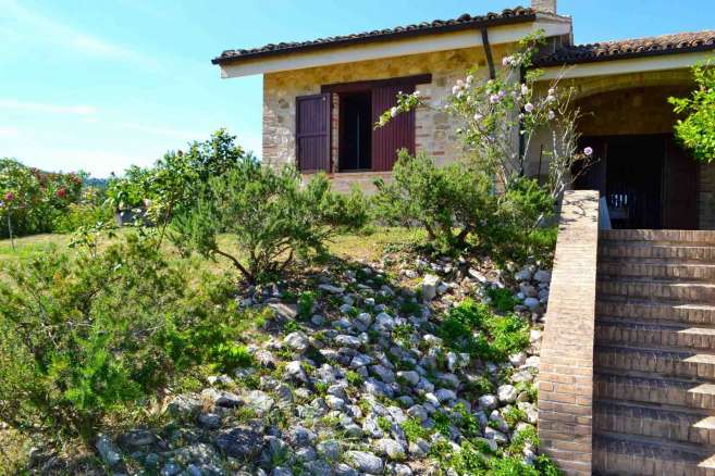 Villa singola con piscina e giardino in vendita a Cingoli, Marche