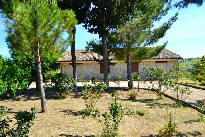 Villa singola con piscina e giardino in vendita a Cingoli, Marche