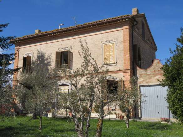 Brick built house with exclusive garden and olive grove for sale in the countryside of Falerone, Fermo province, Marche