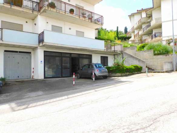Locale di deposito in zona semicentrale a Sarnano