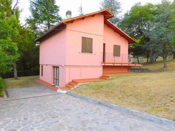 villa in contrada margani a Sarnano in zona tranquilla e panoramica