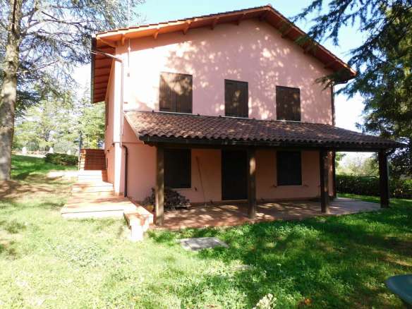 villa in contrada margani a Sarnano in zona tranquilla e panoramica
