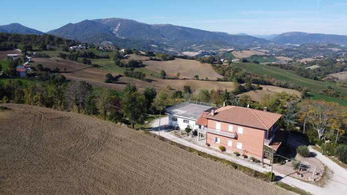 Villa bifamiliare con terreno San Ginesio  (MC)
