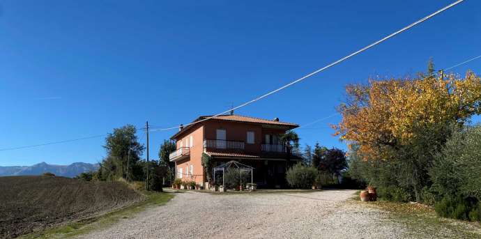 Villa bifamiliare con terreno San Ginesio  (MC)