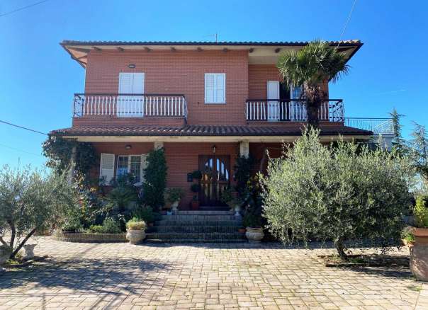 Villa bifamiliare con terreno San Ginesio  (MC)