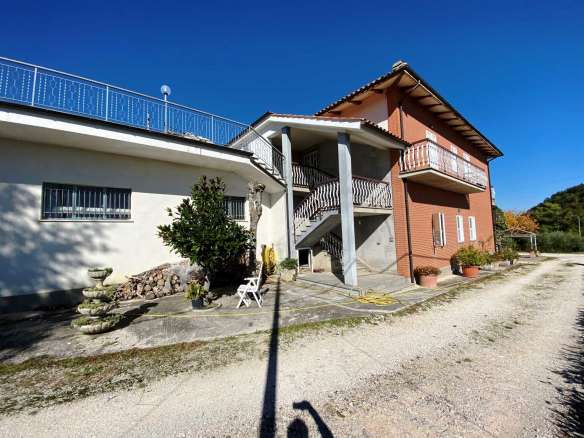 Villa bifamiliare con terreno San Ginesio  (MC)