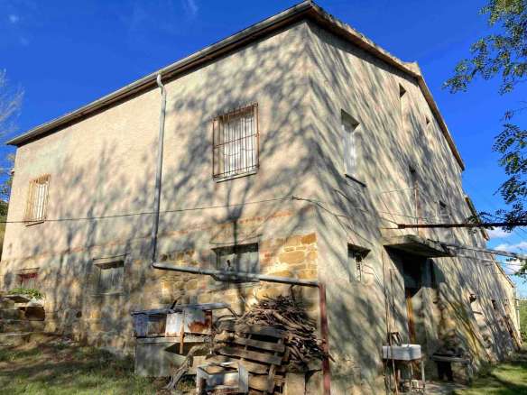 Casale con annessi e terreno in San Ginesio
