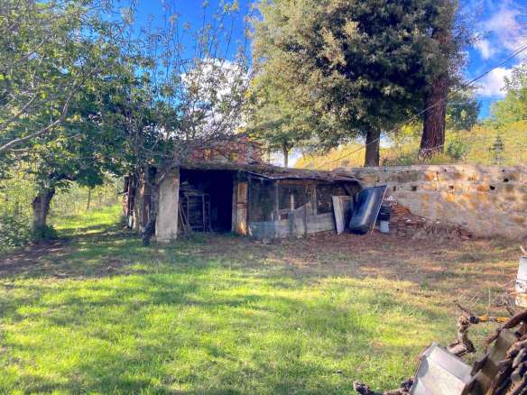 Casale con annessi e terreno in San Ginesio