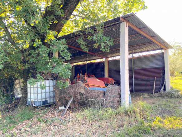 Casale con annessi e terreno in San Ginesio