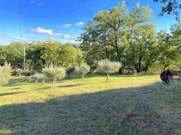 Casale con annessi e terreno in San Ginesio
