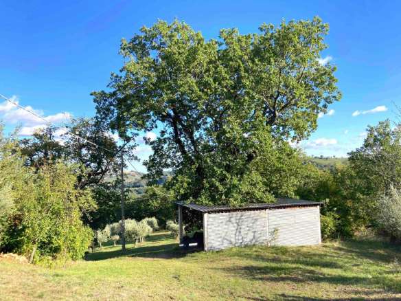 Casale con annessi e terreno in San Ginesio
