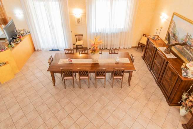 Villa with swimming pool Montecassiano (MC)