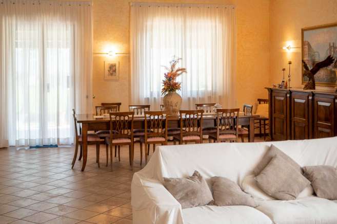 Villa with swimming pool Montecassiano (MC)