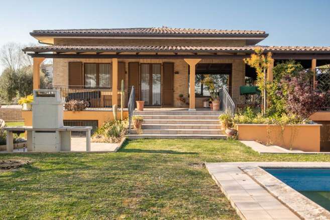 Villa with swimming pool Montecassiano (MC)