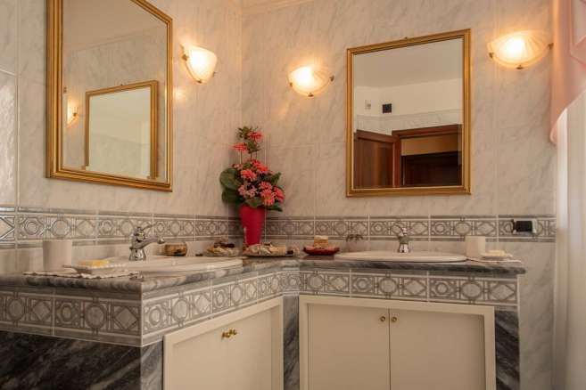 Villa with swimming pool Montecassiano (MC)