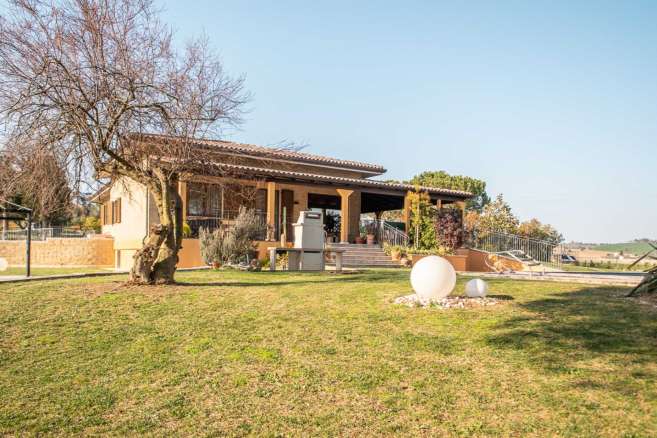 Villa with swimming pool Montecassiano (MC)