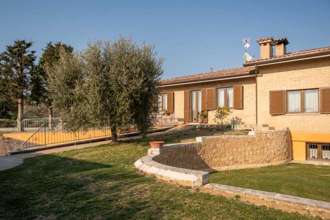 Villa with swimming pool Montecassiano (MC)