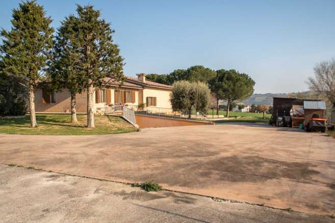 Villa with swimming pool Montecassiano (MC)