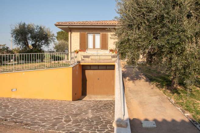 Villa with swimming pool Montecassiano (MC)