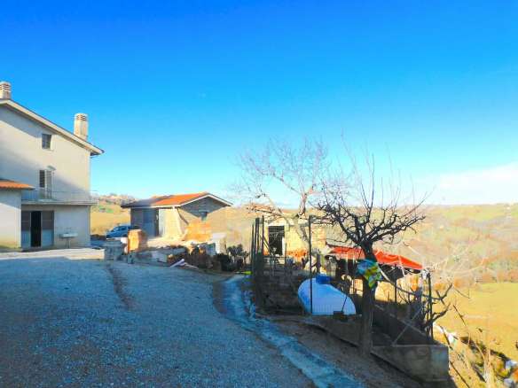Podere agricolo con vari fabbricati e terreni a Sant'Angelo in Pontano (MC)