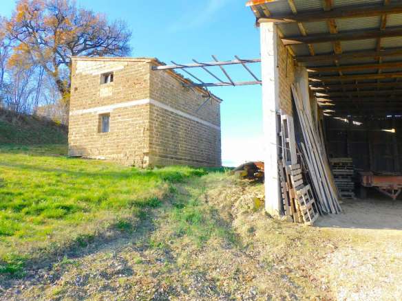 Podere agricolo con vari fabbricati e terreni a Sant'Angelo in Pontano (MC)