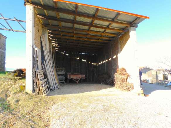 Podere agricolo con vari fabbricati e terreni a Sant'Angelo in Pontano (MC)