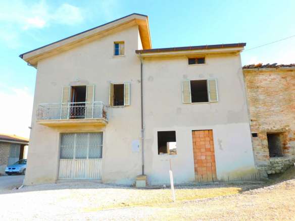 Podere agricolo con vari fabbricati e terreni a Sant'Angelo in Pontano (MC)