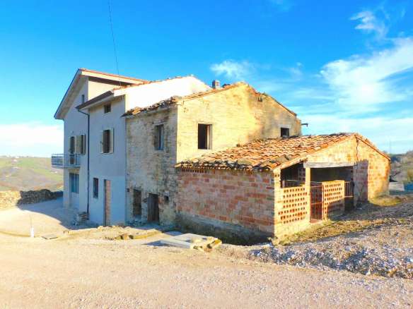 Podere agricolo con vari fabbricati e terreni a Sant'Angelo in Pontano (MC)