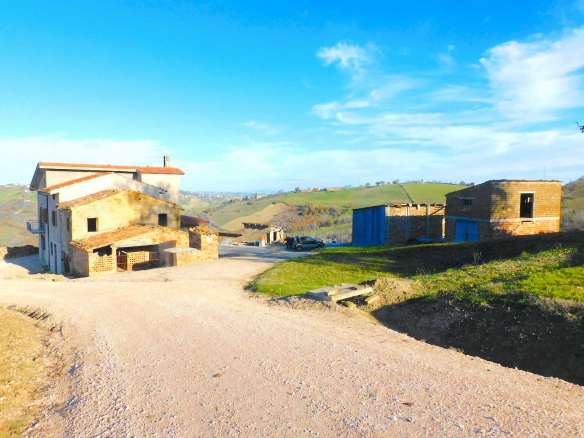 Podere agricolo con vari fabbricati e terreni a Sant'Angelo in Pontano (MC)