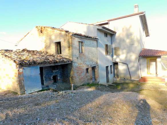Podere agricolo con vari fabbricati e terreni a Sant'Angelo in Pontano (MC)