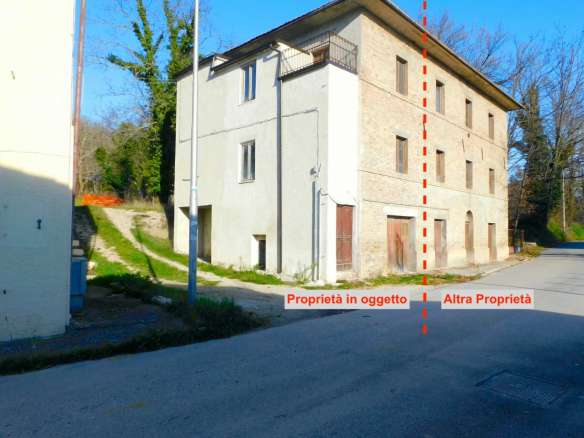 Immobile con corte in frazione Romani a Sarnano