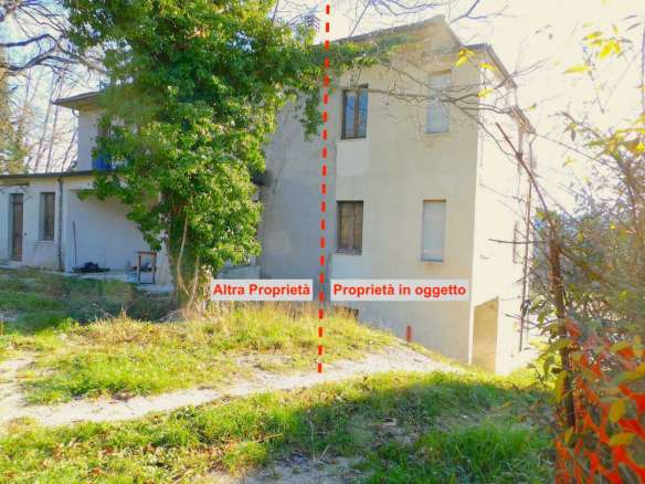 Immobile con corte in frazione Romani a Sarnano