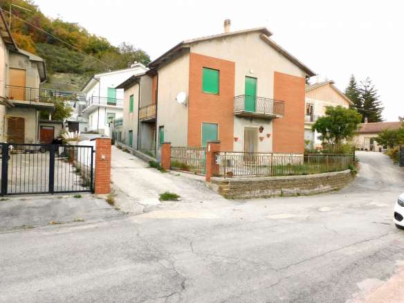 Intera palazzina con annessi in Frazione Monastero
