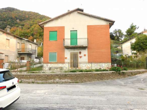 Intera palazzina con annessi in Frazione Monastero