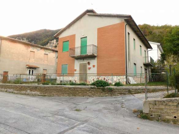 Intera palazzina con annessi in Frazione Monastero