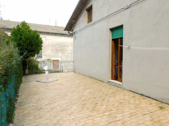 Intera palazzina con annessi in Frazione Monastero