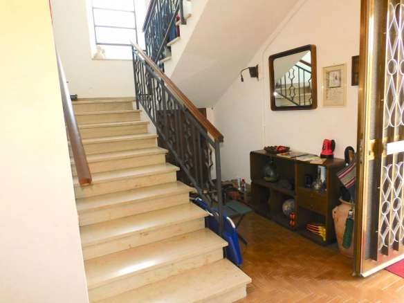 Intera palazzina con annessi in Frazione Monastero