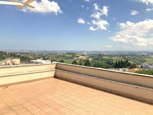 Attico con ampia terrazza panoramica a Macerata