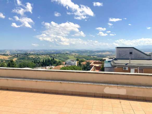 Attico con ampia terrazza panoramica a Macerata