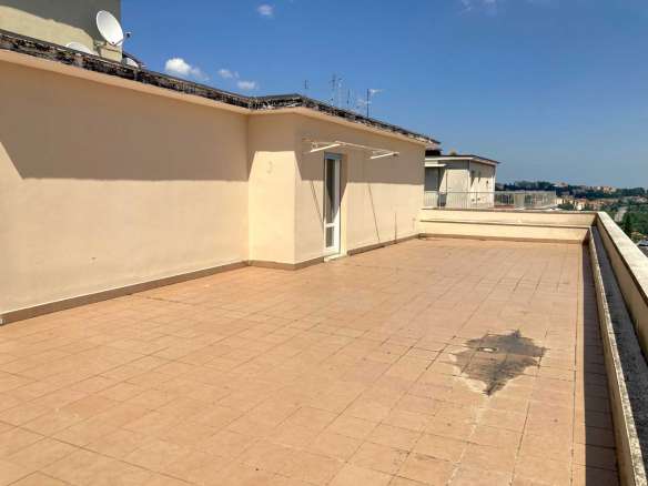 Attico con ampia terrazza panoramica a Macerata