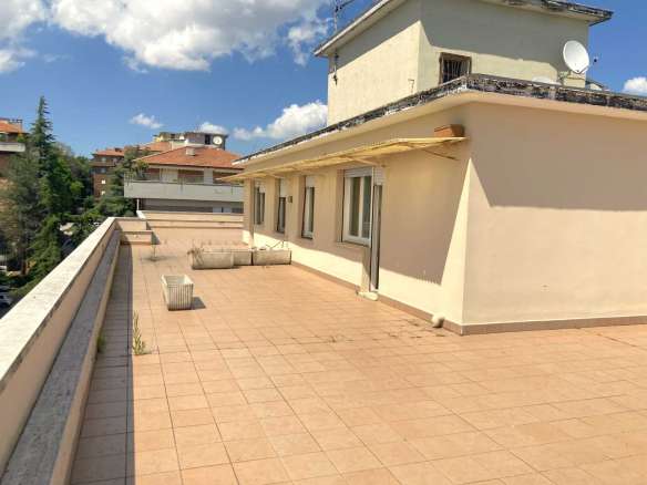 Attico con ampia terrazza panoramica a Macerata