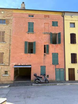 Vista, Centralita' e Fascino Storico: La Tua Dimora nel Cuore di Loro Piceno