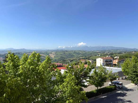 Vista, Centralita' e Fascino Storico: La Tua Dimora nel Cuore di Loro Piceno