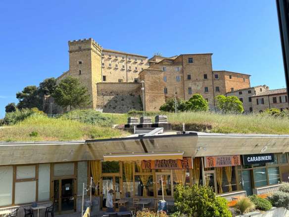 Vista, Centralita' e Fascino Storico: La Tua Dimora nel Cuore di Loro Piceno