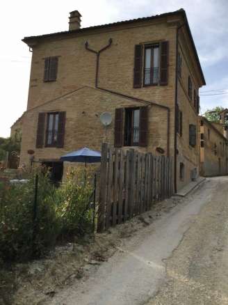 Farmhouse with garden in Penna San Giovanni (MC)