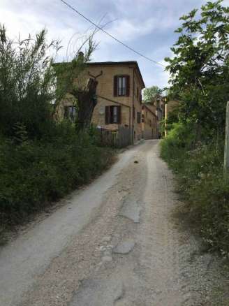 Farmhouse with garden in Penna San Giovanni (MC)